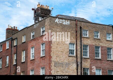 Une façade de quatre étages en briques d'époque négligée, à l'angle de Synnott place et de Dorset Street Lower, Dublin Irlande. Banque D'Images