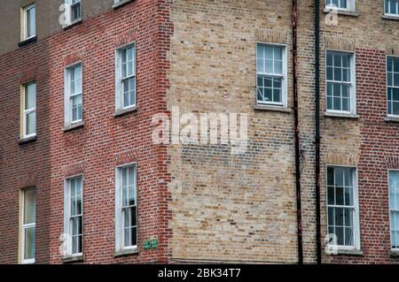 Une façade de quatre étages en briques d'époque négligée, à l'angle de Synnott place et de Dorset Street Lower, Dublin Irlande. Banque D'Images