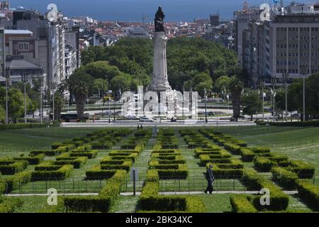 Un homme se promène dans les jardins du parc Eduardo VII pendant la crise du Coronavirus (COVID-19). Les Portugais retrouvent progressivement des espaces publics une fois que le Premier ministre portugais António Costa a annoncé un plan sectoriel visant à lever progressivement les mesures de blocus imposées il y a six semaines pour combattre l'épidémie de COVID-19 dans le pays. Le 2 mai sera le dernier jour du Portugal en état d'urgence, le lendemain il passera à un état de "calamité", qui implique des mesures moins restrictives mais continuera avec les contrôles de mouvement. Banque D'Images