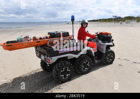 01 mai 2020, Mecklembourg-Poméranie occidentale, Ahlbeck: Konrad Dziedzig, leader de montre et sauveteur au DRK-Wasserwacht, se déplace sur la plage d'Ahlbeck avec un quad de sauvetage. Sur l'île d'Usedom, le DRK-Wasserwacht commence la saison avec une équipe d'urgence le même jour en raison de la crise de Corona. Le personnel à temps plein occupe les tours de guet sur les plages des stations impériales d'Ahlbeck, Heringsdorf et Bansin. Zinnowitz et Karlshagen doivent suivre le 15 mai. Les bénévoles sont encore distribués en mai. Dans d'autres stations balnéaires baltes, où le DRK surveille le bain oper Banque D'Images