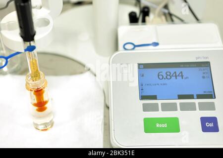 Un chimiste effectue une étude de la rigidité de la solution. Mesure pH en laboratoire. Un dispositif de mesure chimique pH. Équipement moderne pour Banque D'Images