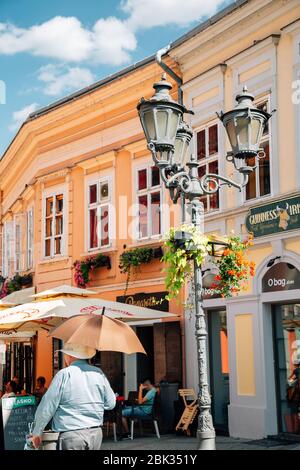 Novi Sad, Serbie - 17 juillet 2019 : café de la vieille ville et rue du restaurant Banque D'Images