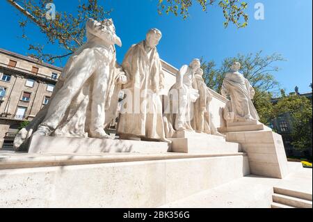 BUDAPEST, HONGRIE - 20 AVRIL 2020 : monument dédié à l'ancien Premier ministre hongrois Lajos Kossuth sur la place Lajos Kossuth. Banque D'Images