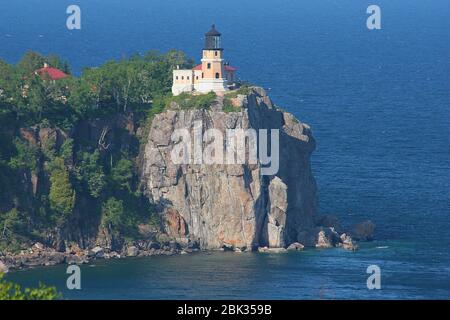 Phare de Split Rock sur une falaise le long du lac supérieur. Banque D'Images