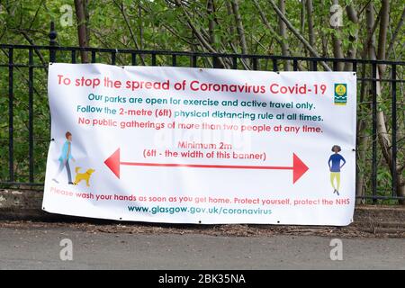 Glasgow, Écosse, Royaume-Uni. 1 mai 2020. Le coronavirus est verrouillé dans le West End de Glasgow. Panneau de distance sociale de 2 m au parc Kelvingrove. Le conseil municipal de Glasgow a annoncé hier de nouvelles mesures pour faciliter la distance sociale des gens lors de la marche et du vélo. Comme première étape, Kelvin Way qui traverse le parc sera fermé à la circulation de demain pour donner plus d'espace aux personnes prenant leur exercice quotidien dans et autour du parc Kelvingrove. Des améliorations temporaires sont également prévues ailleurs dans la ville crédit: Kay Roxby/Alay Live News Banque D'Images