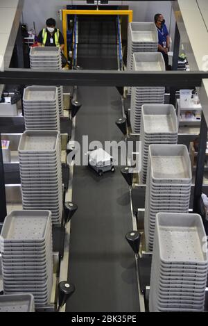 Bangkok, Thaïlande. 01 mai 2020. Vue du carrousel de bagages à l'aéroport international de Don Muang pendant la crise de Coronavirus (COVID-19).compagnie aérienne à bas prix qui reprend ses opérations intérieures à partir du 1er mai 2020 en service pour les passagers ayant besoin de voyager. Après la fermeture temporaire du vol en raison de la pandémie de Covid-19. Crédit: SOPA Images Limited/Alay Live News Banque D'Images