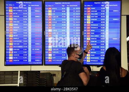 Bangkok, Thaïlande. 01 mai 2020. Vue d'un écran d'affichage des informations de vol à l'aéroport international Don Muang pendant la crise de Coronavirus (COVID-19).compagnie aérienne à bas prix qui reprend ses opérations intérieures à partir du 1er mai 2020 en service pour les passagers ayant besoin de voyager. Après la fermeture temporaire du vol en raison de la pandémie de Covid-19. Crédit: SOPA Images Limited/Alay Live News Banque D'Images