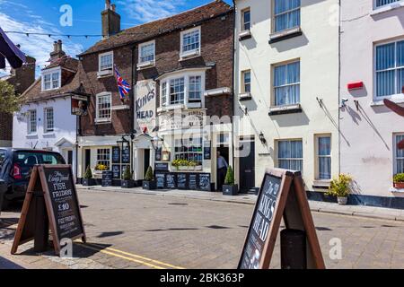 Les Kings Head sur le front de mer à Deal, Kent, Royaume-Uni. Un pub animé avec nourriture et Bed and Breakfast, Banque D'Images