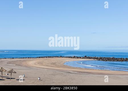 Plages vides de Playa de Troya dans les zones touristiques de Costa Adeje, Tenerife, îles Canaries, Espagne Banque D'Images