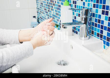 Enfant se laver les mains avec diligence avec du savon antibactérien et de l'eau en réalisant des mesures de protection de base contre la propagation du coronavirus COVID-19 deseas Banque D'Images