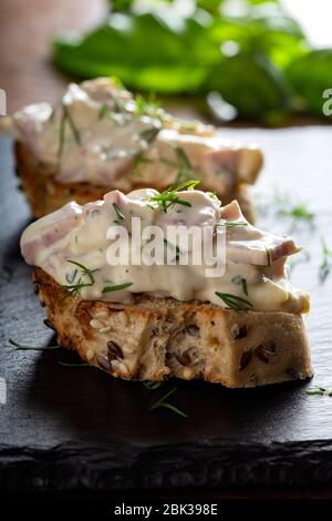 Apéritif avec salade faite de viande, mayonnaise et asperges sur pain Banque D'Images