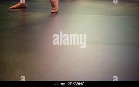 Pieds courts de danseuse de ballet sur le sol Banque D'Images