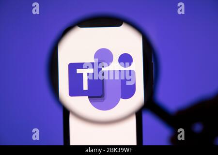 LONDRES, Royaume-Uni - 1 mai 2020: Logo Microsoft teams sous une loupe Banque D'Images