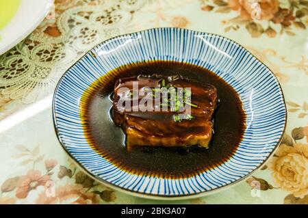 Un hongshaorou accueil plats traditionnellement lave qui a été cuit pendant de nombreuses heures à l'Yu's home dans un ancien style de Shanghai. Banque D'Images