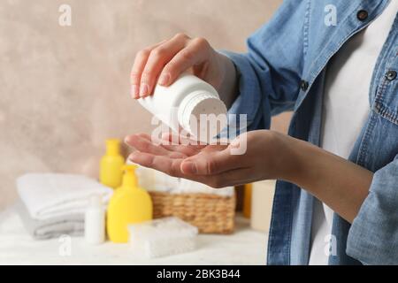 Maman Appliquant De La Poudre De Talc A Partir Du Tube En Plastique Hygiene Du Bebe Photo Stock Alamy