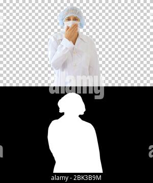 Médecin femme se sentant malade avec un mal de gorge et des symptômes de la grippe, toux avec la bouche couverte, Alpha Channel Banque D'Images