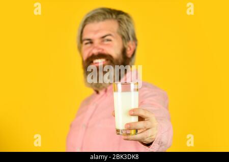 Source de calcium. Concept de lait végétalien. Buvez un cocktail de protéines. Habitudes saines. Le lait d'amandes est riche en plusieurs nutriments sains. Lait pour la bonne santé. Sans lactose. L'homme barbu tient un verre de lait. Banque D'Images