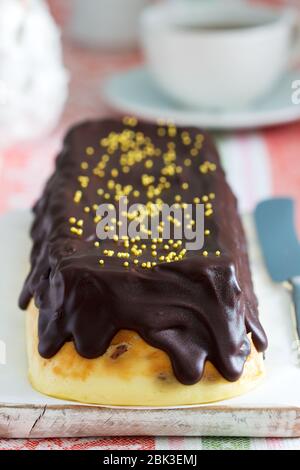 Cheesecake Lviv, un dessert ukrainien traditionnel avec raisins secs, enrobé de glaçage au chocolat. Banque D'Images