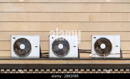 Unités de climatisation sur le toit de la maison Banque D'Images