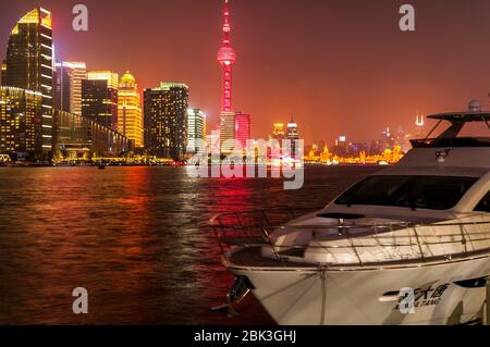 L'horizon de Pudong illuminé vu derrière Xin Da Tang, un yacht amarré sur la partie nord du Bund de Shanghai. Banque D'Images