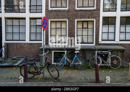 Construction de vélos extérieurs et garés le long des canaux dans le Vieux Amsterdam, Amsterdam, Nord-Hollande, pays-Bas Banque D'Images