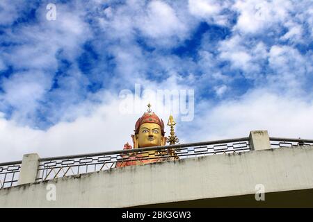 Vue panoramique de la statue de Guru Padmasambhava Guru Rinpoché, le Saint patron de Sikkim sur la colline de Samdruptse, Namchi à Sikkim, Inde. Banque D'Images
