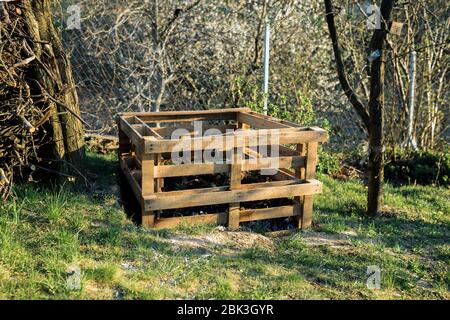 Bac à compost de palette. Affiche faite de palettes dans le jardin Banque D'Images