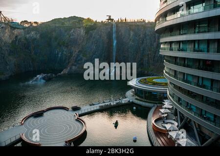 Vue du balcon d'une chambre à l'Hôtel Intercontinental Shanghai Wonderland un hôtel souterrain construit dans une ancienne carrière. Banque D'Images