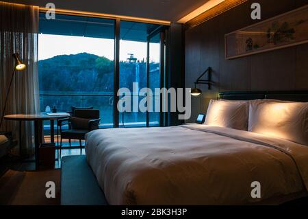 Vue depuis la chambre à coucher d'une chambre à l'Hôtel Intercontinental Shanghai Wonderland un hôtel souterrain construit dans une ancienne carrière. Banque D'Images