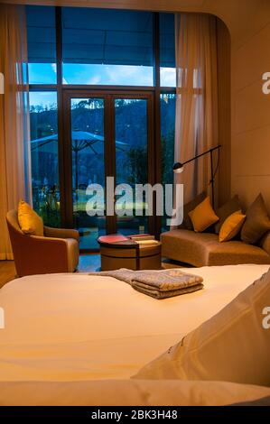 Vue depuis une salle de bains privative du niveau du lac de l'Intercontinental Shanghai Wonderland, un hôtel souterrain construit dans une ancienne carrière. Banque D'Images