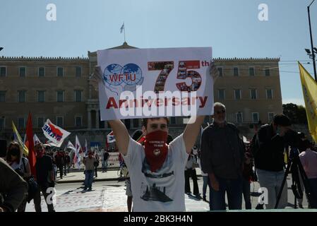Athènes, Grèce. 01 mai 2020. Un manifestant portant des gants, un masque et tenant un placarde pendant la grève du jour de mai. (Photo de Dimitrios Karvountzis/Pacific Press) crédit: Pacific Press Agency/Alay Live News Banque D'Images
