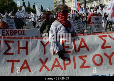 Athènes, Grèce. 01 mai 2020. Un manifestant portant des gants, un masque et tenant un placarde pendant la grève du jour de mai. (Photo de Dimitrios Karvountzis/Pacific Press) crédit: Pacific Press Agency/Alay Live News Banque D'Images