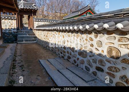 Fenêtre traditionnelle de Hanok. Fenêtre ou porte traditionnelle coréenne. Banque D'Images