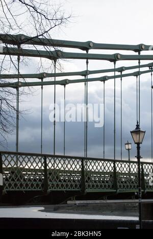 Pont suspendu Victorian Architecture Engineering Green Gold Hammersmith Bridge, Londres Barnes by Sir Joseph Bazalgette Dixon Appleby & Thorne Banque D'Images