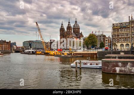 Amsterdam / Pays-Bas - 15 octobre 2018 : paysage urbain de la capitale d'Amsterdam des Pays-Bas et de ses canaux emblématiques Banque D'Images