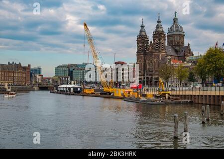 Amsterdam / Pays-Bas - 15 octobre 2018 : paysage urbain de la capitale d'Amsterdam des Pays-Bas et de ses canaux emblématiques Banque D'Images