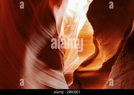 Lumières et ombres dans le Canyon de Slot d'Antelope supérieur, Arizona Banque D'Images