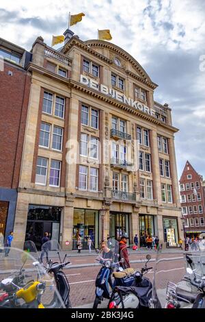 Amsterdam / Pays-Bas - 15 octobre 2018 : magasin phare de Bijenkorf sur la place du Dam à Amsterdam, Pays-Bas. De Bijenkorf est une chaîne de haut-de-gamme d Banque D'Images