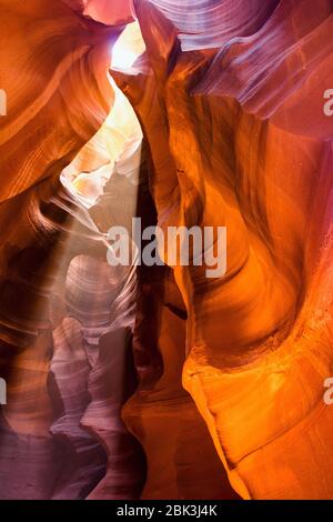 Lumières et ombres dans le Canyon de Slot d'Antelope supérieur, Arizona Banque D'Images