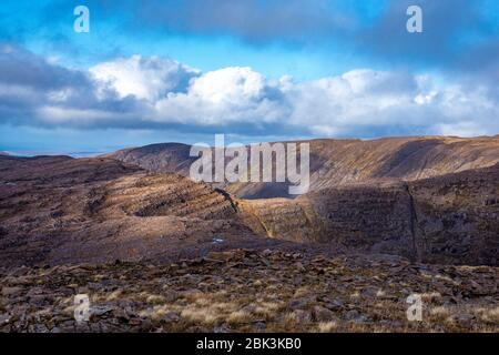 Vue depuis le mât de l'émetteur sur le sommet de Sgurr A' Chaorachin au-dessus de Bealach na Ba, Applecross, Highlands of Scotland.UK Banque D'Images