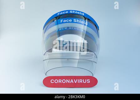 Masque de protection pour protéger contre les virus sur un fond blanc. Banque D'Images