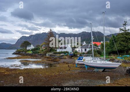 Plockton est un village des Highlands of Scotland à Lochalsh, Wester Ross, un établissement situé sur les rives du Loch Carron. Banque D'Images