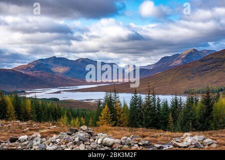 La vue ouest sur le Loch Garry, Lochaber, région des Highlands, Ecosse, Royaume-Uni Banque D'Images