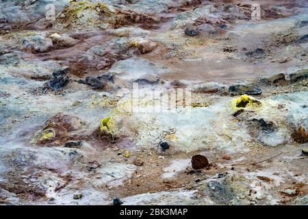 De petits fumarales volcaniques entourés d'un délicat anneau de cristaux de soufre et d'autres sels colorés, zone géothermale de Námafjall, près du volcan Krafla, Banque D'Images