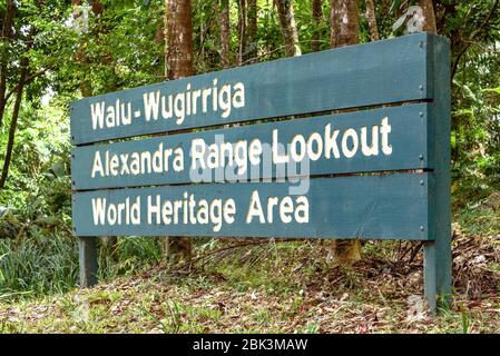 Un panneau indiquant le belvédère de Wau Wugira (Alexandra Range) dans le parc national de Daintree Banque D'Images