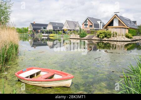 Logement ' 't Suyt ' dans la ville de Waddinxveen, pays-Bas. Nouveau quartier vert et aquatique au bord du paysage des polders. Banque D'Images