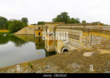 Le Grand pont de Vanbrugh dans le Grand lac conçu par Capability Brown dans le parc Blenheim au Palais Blenheim, Woodstock, Oxfordshire, Angleterre, Royaume-Uni Banque D'Images