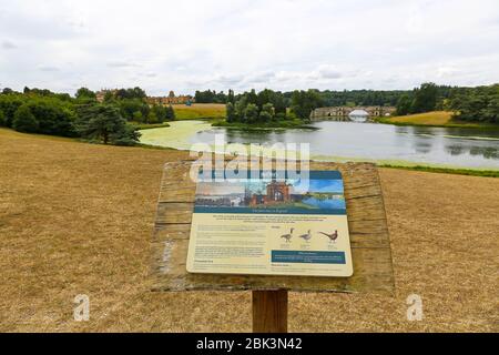 Le Grand pont de Vanbrugh dans le Grand lac conçu par Capability Brown dans le parc Blenheim au Palais Blenheim, Woodstock, Oxfordshire, Angleterre, Royaume-Uni Banque D'Images