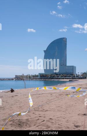 Barcelone, Espagne. 30 avril 2020. Barceloneta Beach montre clôturé et complètement vide à Barcelone, Espagne le 30 avril 2020. À partir du 14 mars, toutes les plages et autres espaces publics sont fermés en raison du coronavirus pandémique de Covid-19. (Photo de Carmen Molina/Sipa USA) crédit: SIPA USA/Alay Live News Banque D'Images