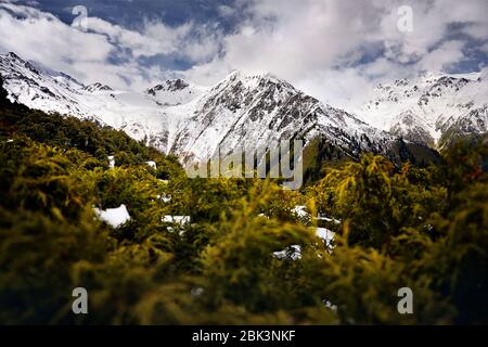 Paysage de la vallée de montagne neige contre ciel nuageux au Kazakhstan Banque D'Images